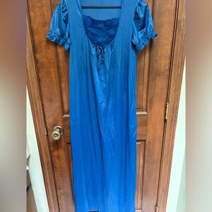 JC PENNEY  VTG Pretty Blue nylon long nightgown. Size S.